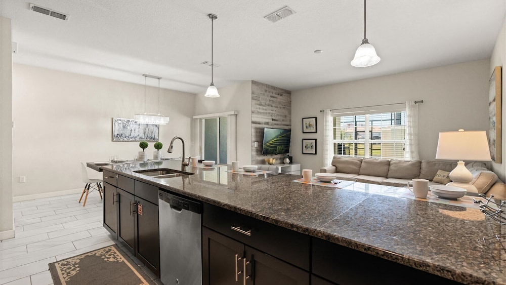 Upstay: Family-friendly 4BR Townhouse w Pool & BBQ