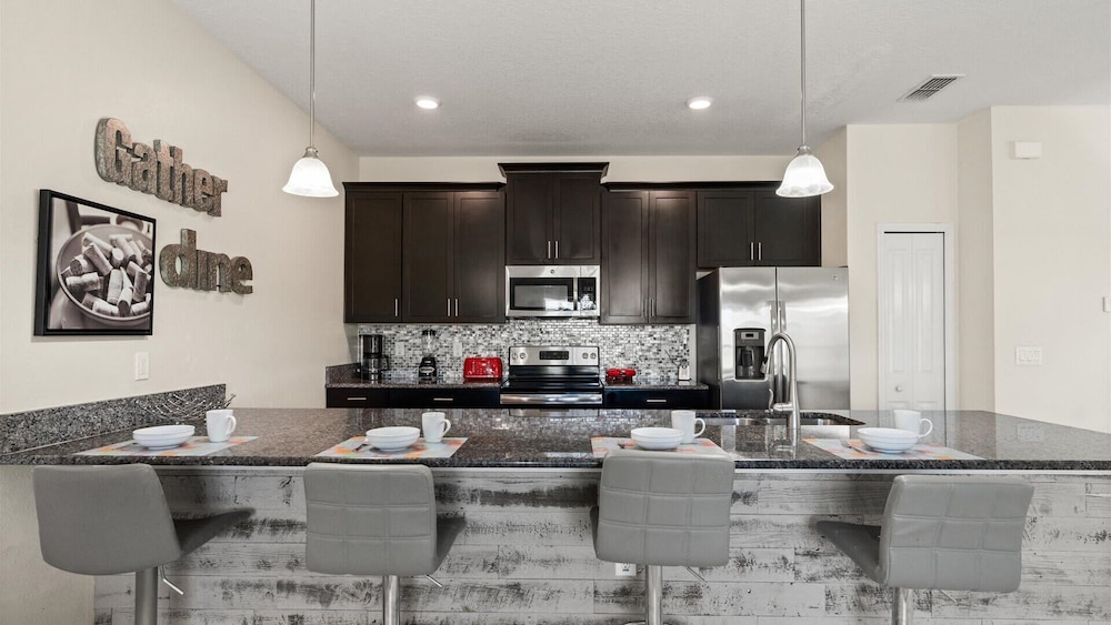 Upstay: Family-friendly 4BR Townhouse w Pool & BBQ