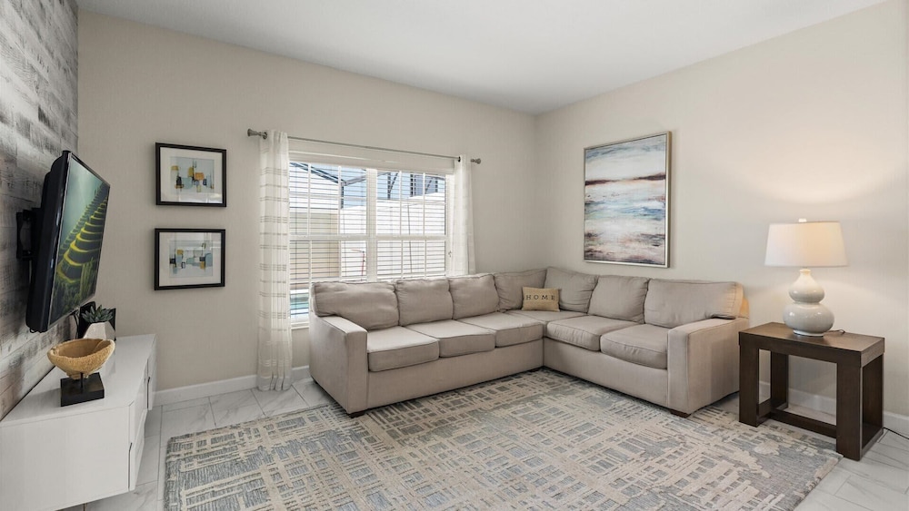 Upstay: Family-friendly 4BR Townhouse w Pool & BBQ