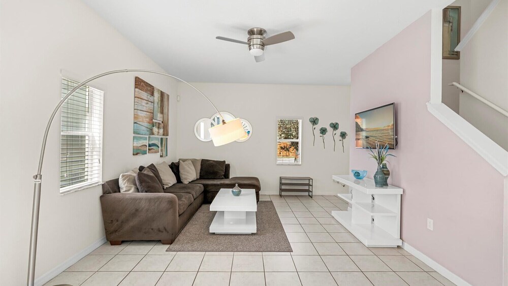 Spacious 4BR Family Townhouseprivate Pool & BBQ