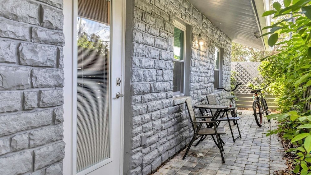 Downtown Sarasota Private Vacation Home - Minutes To Beaches, Beautiful Backyard, And Pet-friendly! 3 Bedroom Home