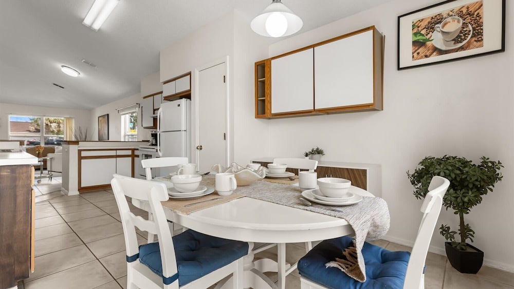 Upstay: Bright Family-friendly Retreat With Patio