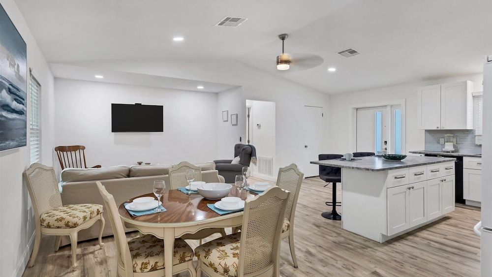 Downtown Sarasota Private Vacation Home - Minutes To Beaches, Beautiful Backyard, And Pet-friendly! 3 Bedroom Home