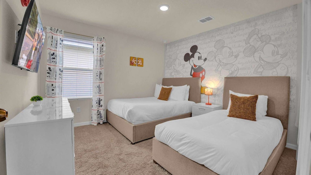 Upstay: Large Resort Home w Private Pool & Hot Tub