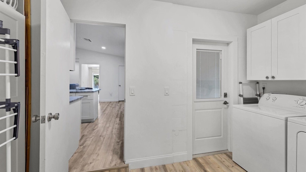 Downtown Sarasota Private Vacation Home - Minutes To Beaches, Beautiful Backyard, And Pet-friendly! 3 Bedroom Home
