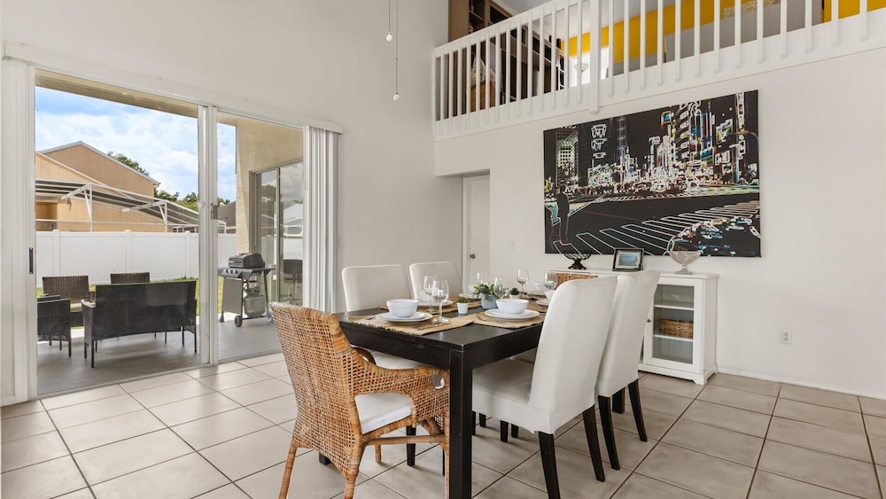 Upstay: Bright Family-friendly Retreat With Patio