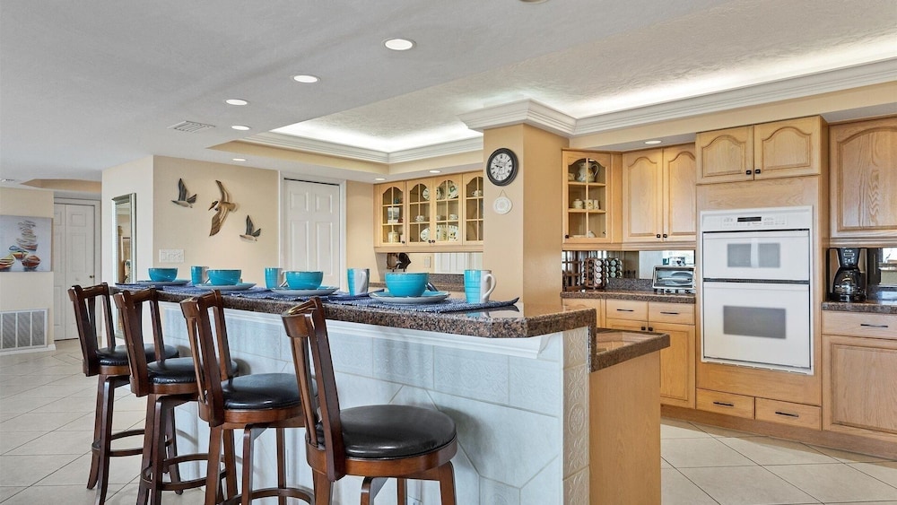 Anchorage Resort 3 bedroom Luxury Condo w Balcony, Pool Table, Near Beach 3 Condo