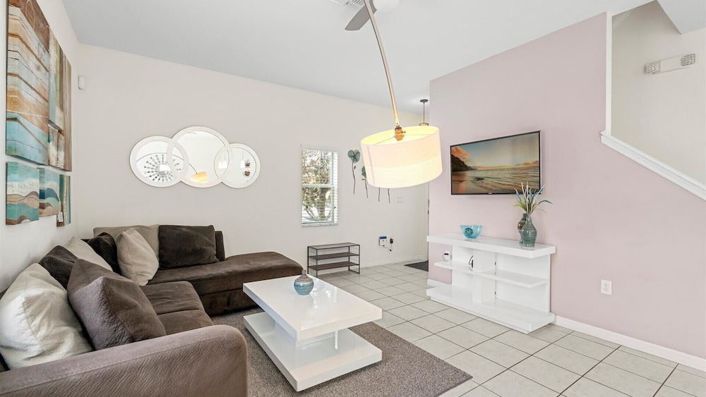 Spacious 4BR Family Townhouseprivate Pool & BBQ