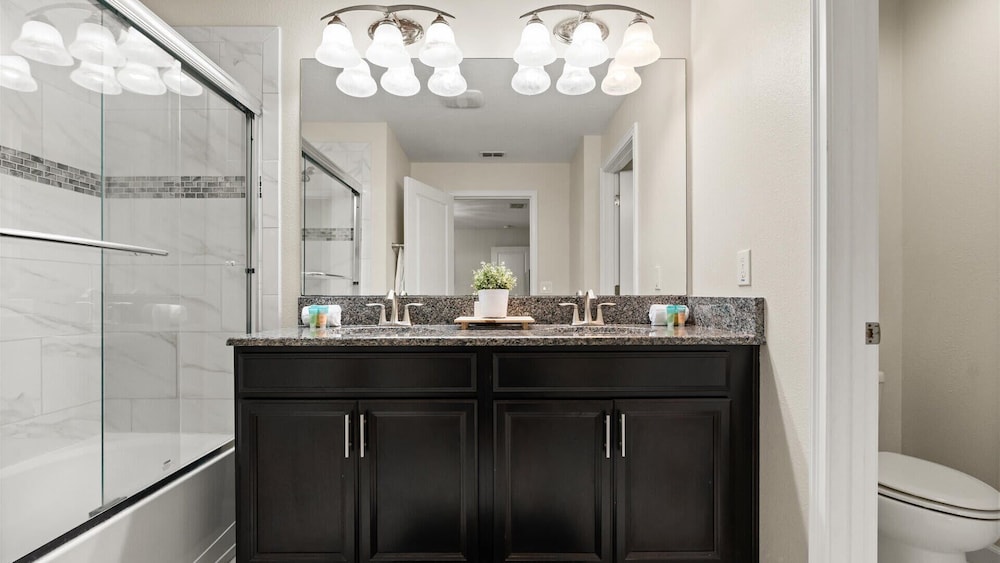 Upstay: Family-friendly 4BR Townhouse w Pool & BBQ