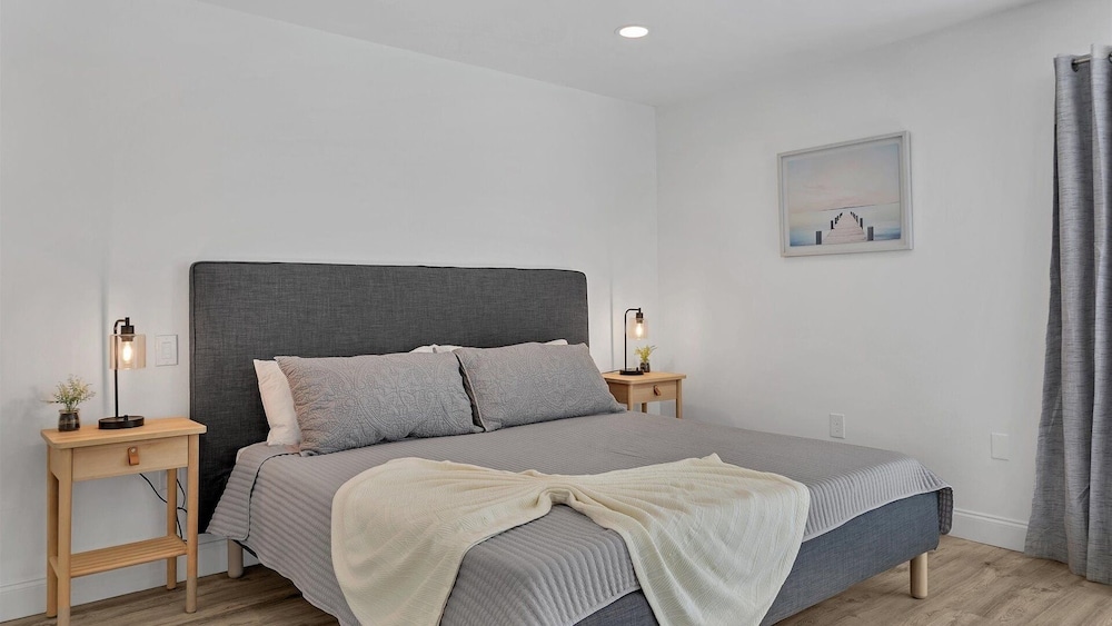 Downtown Sarasota Private Vacation Home - Minutes To Beaches, Beautiful Backyard, And Pet-friendly! 3 Bedroom Home