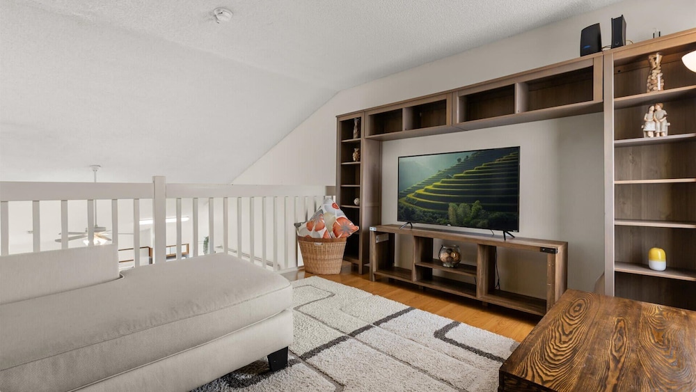 Upstay: Bright Family-friendly Retreat With Patio