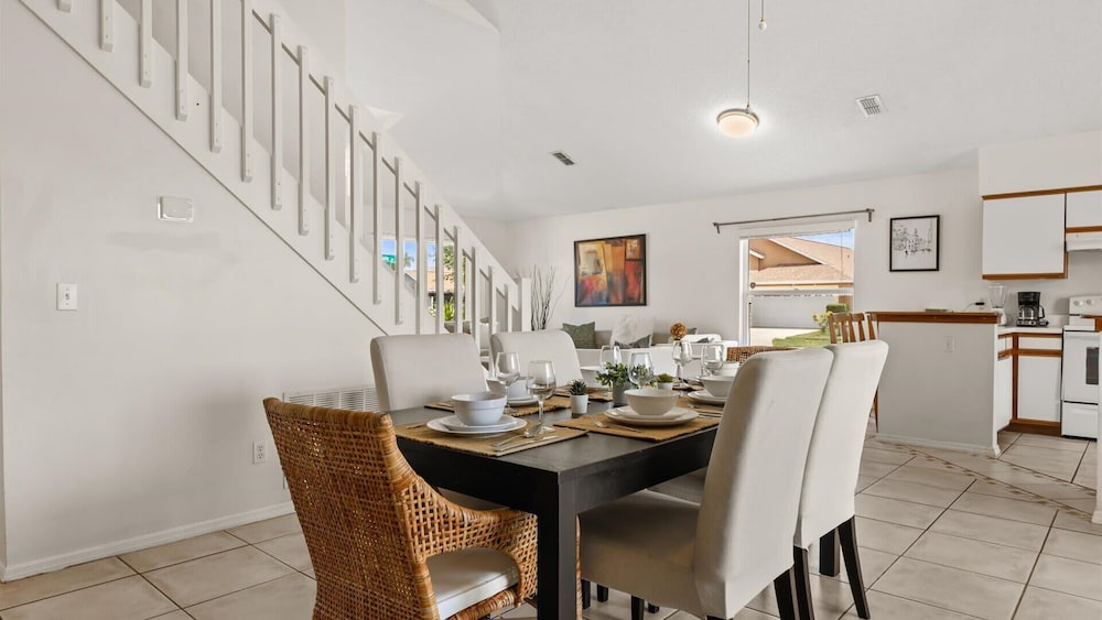 Upstay: Bright Family-friendly Retreat With Patio