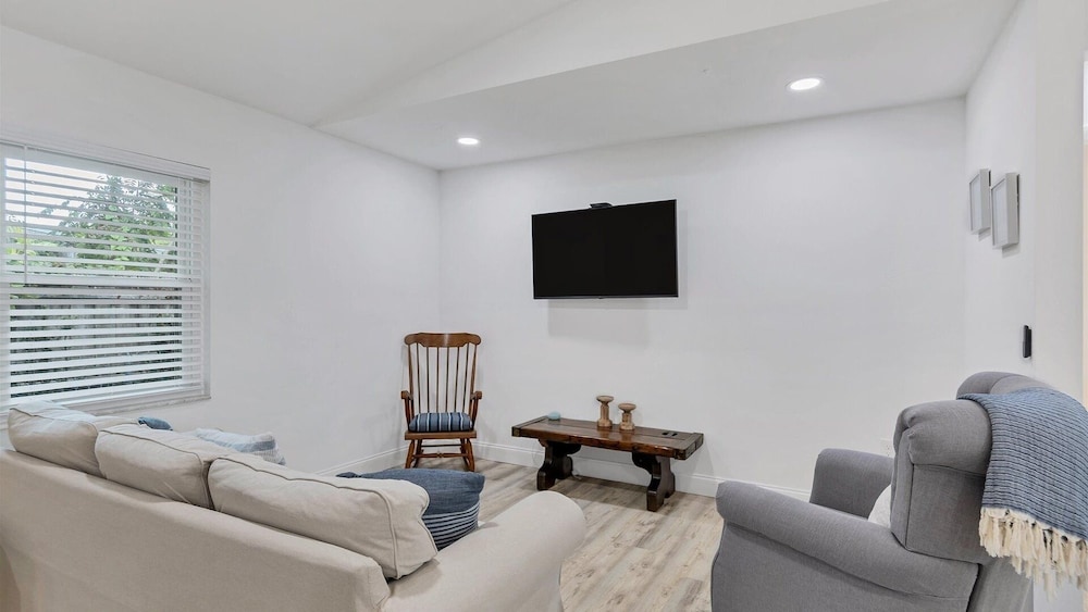 Downtown Sarasota Private Vacation Home - Minutes To Beaches, Beautiful Backyard, And Pet-friendly! 3 Bedroom Home