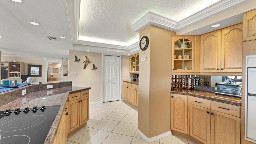 Anchorage Resort 3 bedroom Luxury Condo w Balcony, Pool Table, Near Beach 3 Condo