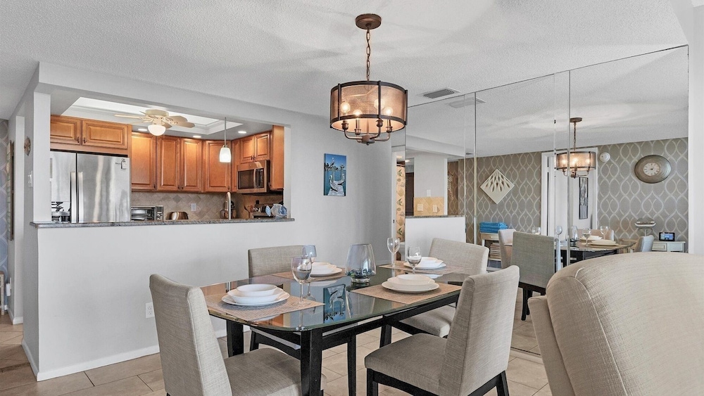 Anchorage Resort Siesta Key 6th Floor 2 bedroom Condo Beach Access 2 Condo