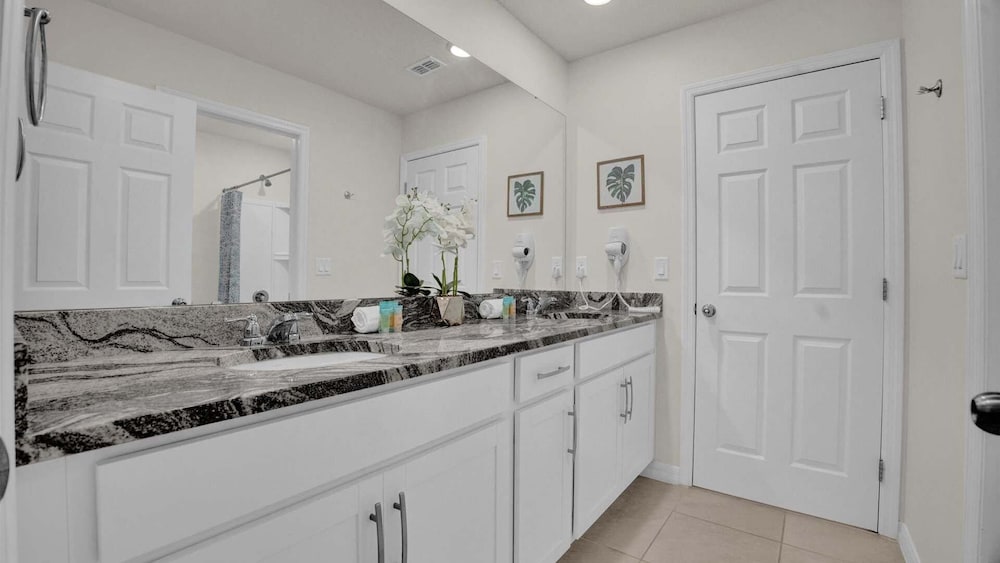Upstay: Large Resort Home w Private Pool & Hot Tub