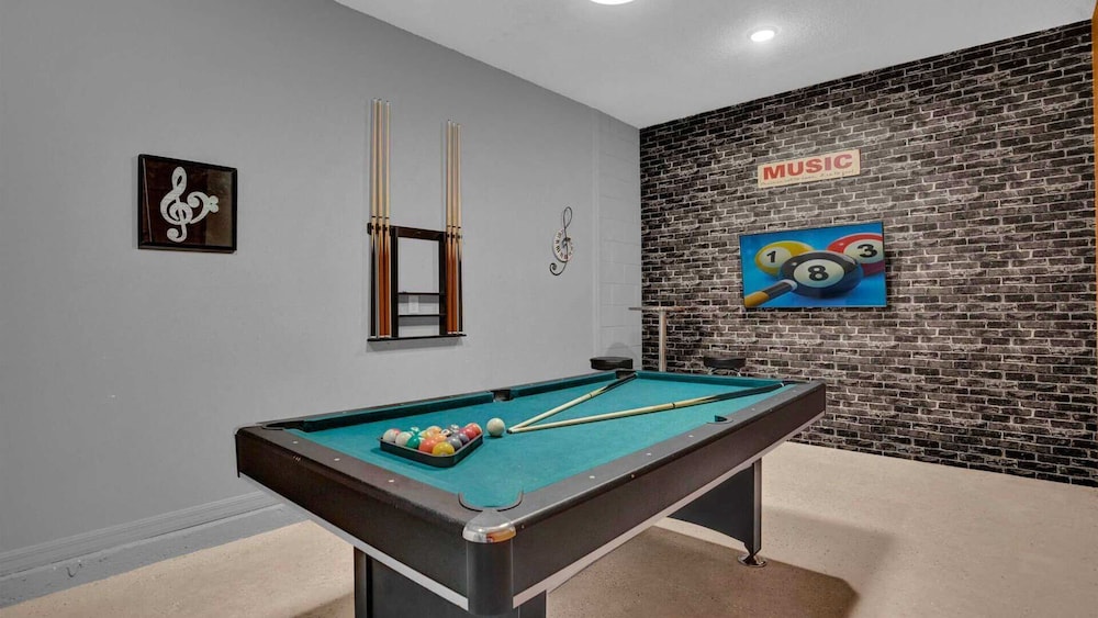 Upstay: Large Resort Home w Private Pool & Hot Tub