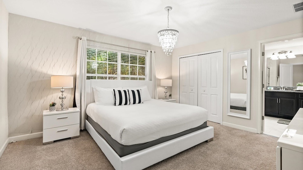 Upstay: Family-friendly 4BR Townhouse w Pool & BBQ