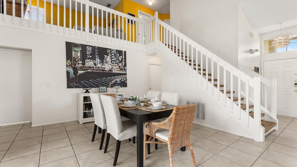 Upstay: Bright Family-friendly Retreat With Patio