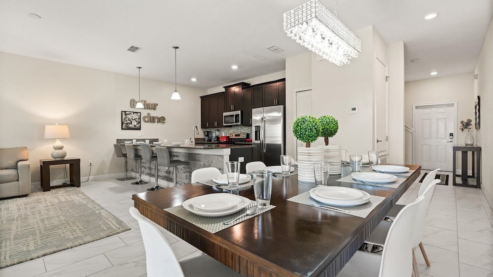 Upstay: Family-friendly 4BR Townhouse w Pool & BBQ