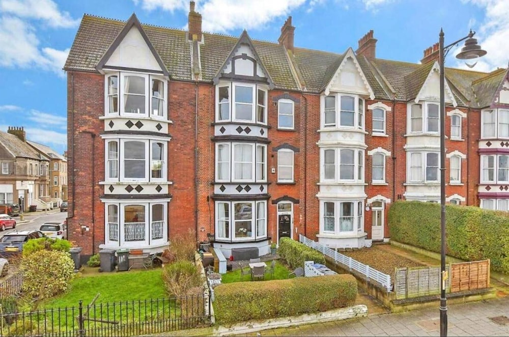 Stunning 1-bed Flat W/seaview, Garden Pet Friendly