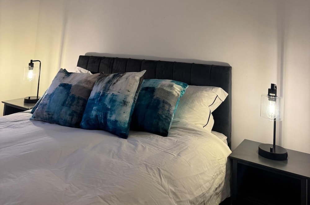 Central Apartment - Sleeps 2 & Private Patio