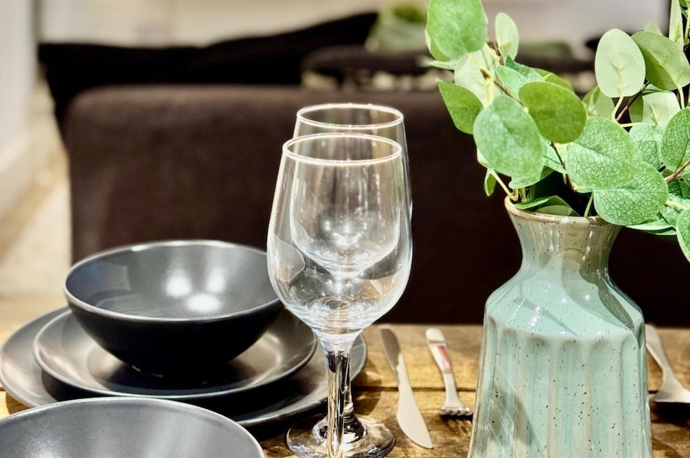 Stylish 1 bed Apartment - Sleeps 4 & Free Parking