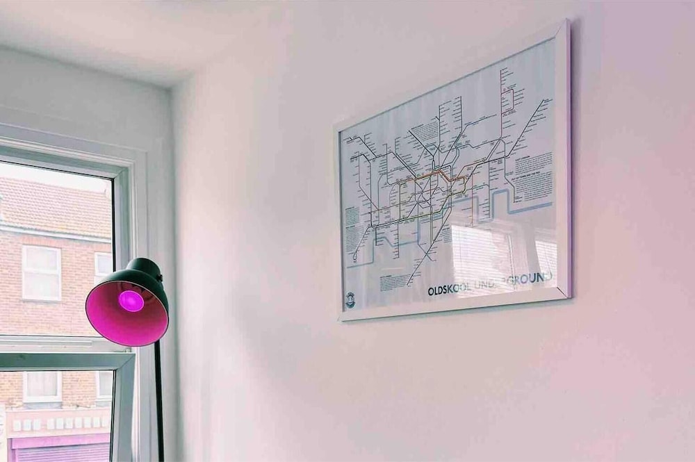London Flat Next to Central Line Tube Station