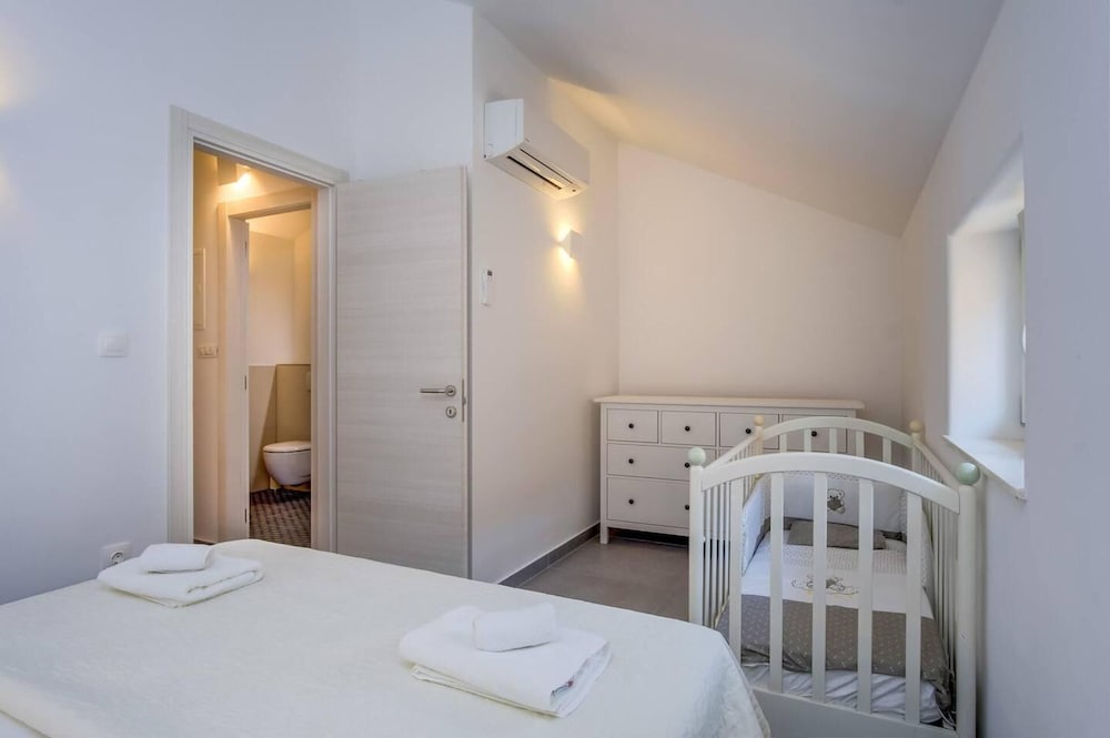 Impeccable 4-bed Apartment in Osor view 5