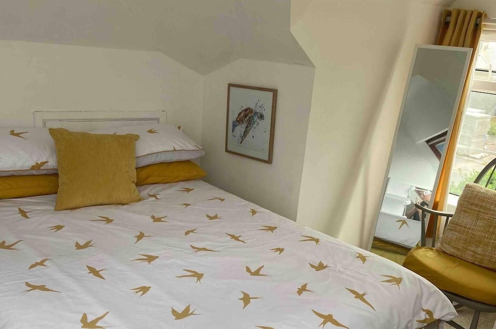 Pet Friendly, Unique 4-bed Bungalow in Porthcawl view 2