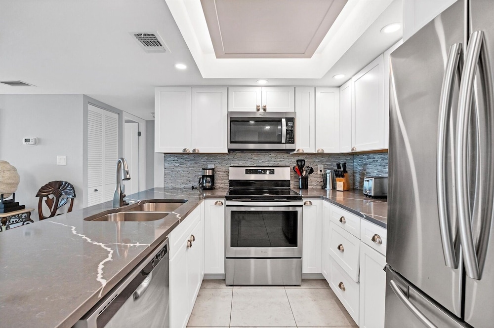Anchorage Resort 8th Floor Condo In Siesta Key With Private Beach Access, Pool, Boat Dock! 2 Bedroom Condo