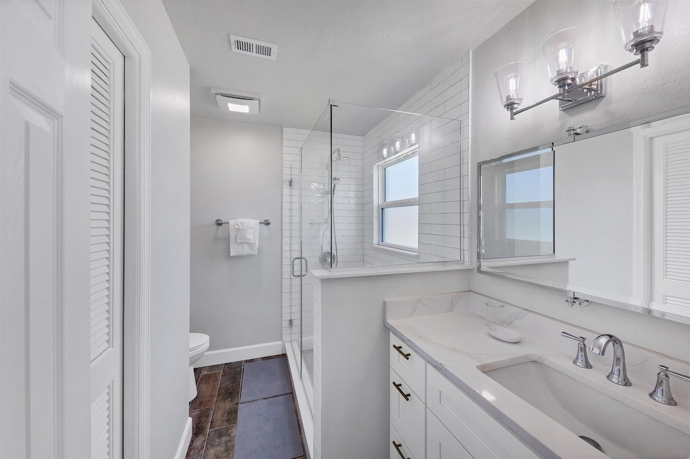Punta Gorda Isles 2-Bedroom Private Pool Home on Canal with Dock 2 Home