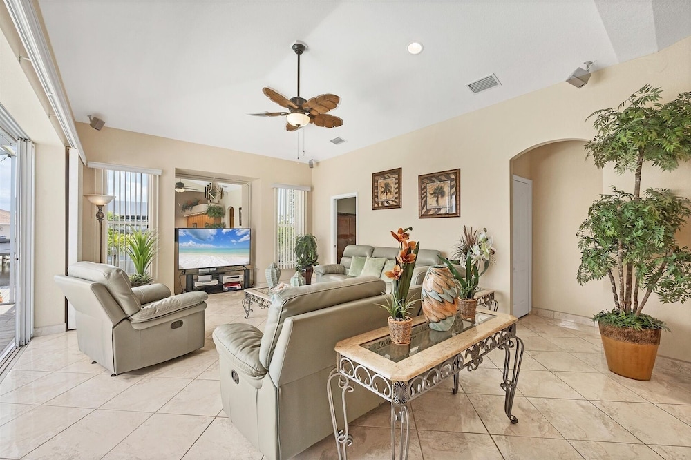 South Gulf Cove Private Vacation Home With Pool And Hot Tub - Only 15 Minutes To Swfl Beaches! 4 Bedroom Home