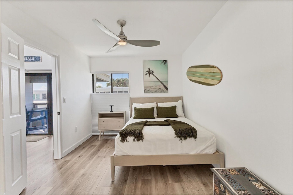 1555 Tarpon Center dr