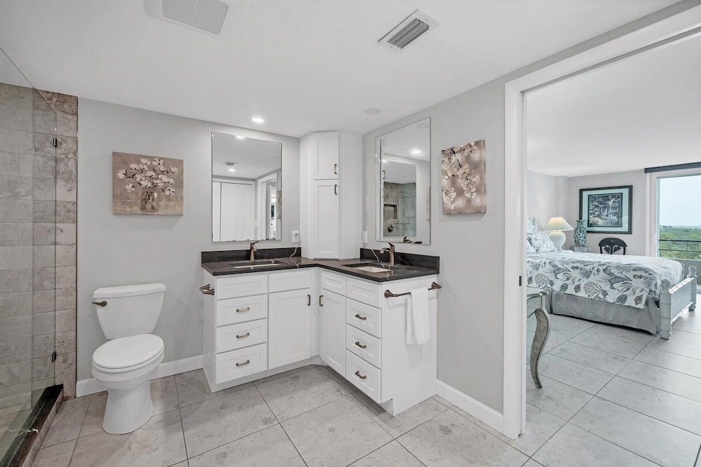 Anchorage Resort 8th Floor Condo In Siesta Key With Private Beach Access, Pool, Boat Dock! 2 Bedroom Condo