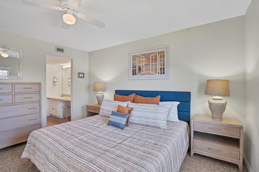 Punta Gorda 2-Bedroom Canalfront Condo with Dock and Pool 2 Condo