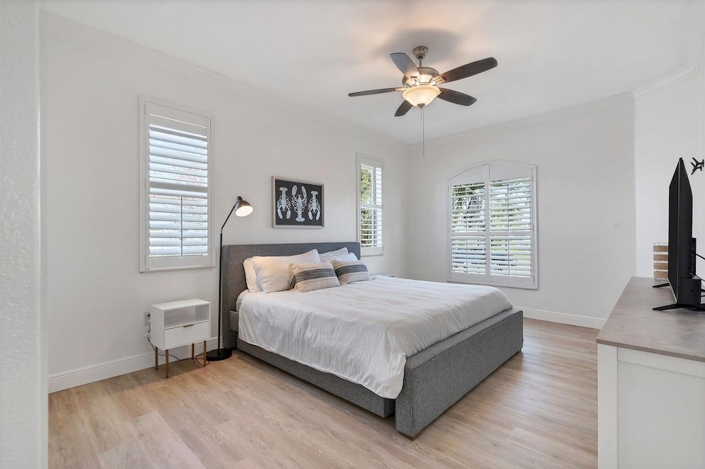 Sandpiper Sanctuary -waterfront Luxury With Private Pool, Spa & Dock 3 Bedroom Home