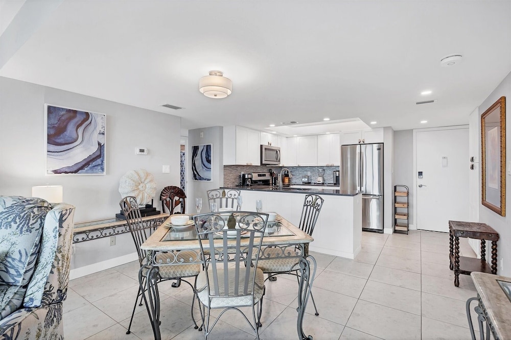 Anchorage Resort 8th Floor Condo In Siesta Key With Private Beach Access, Pool, Boat Dock! 2 Bedroom Condo