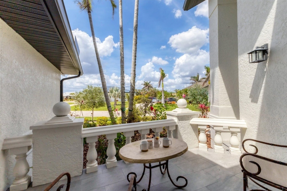 Punta Gorda Isles 4-Bedroom Private Pool Home on Canal 4 Home