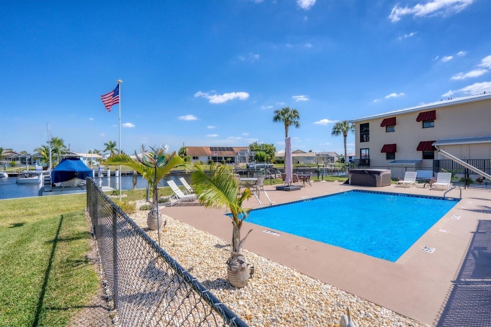 Punta Gorda 2-Bedroom Canalfront Condo with Dock and Pool 2 Condo