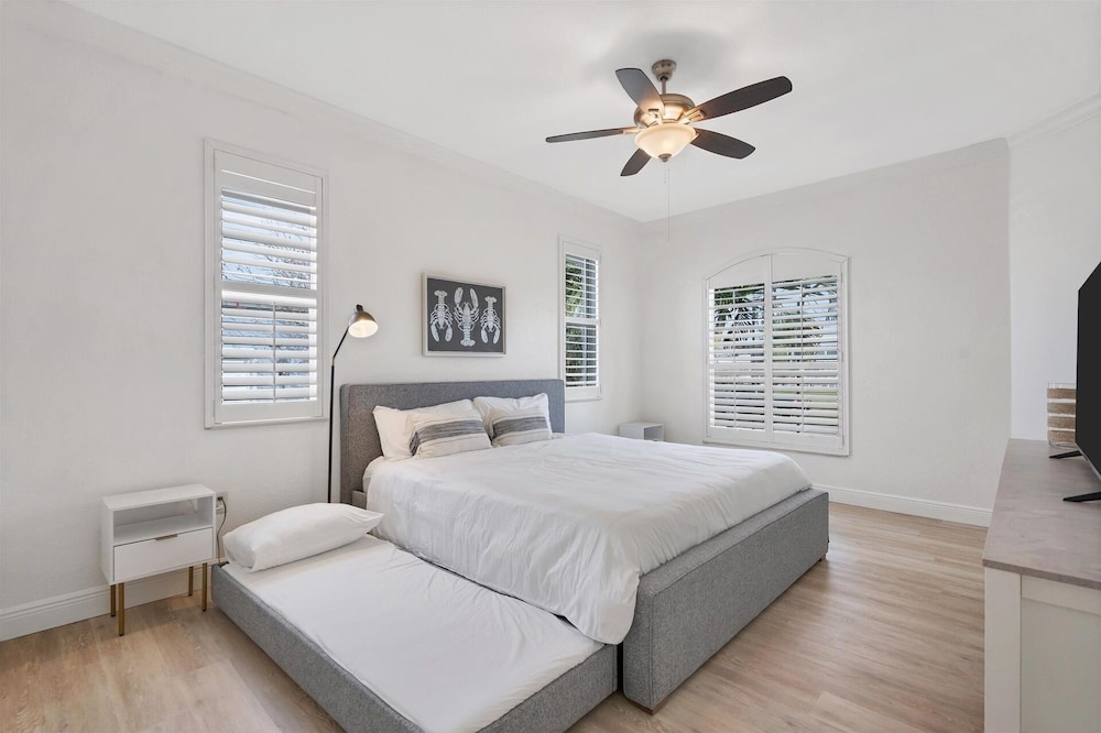 Sandpiper Sanctuary -waterfront Luxury With Private Pool, Spa & Dock 3 Bedroom Home