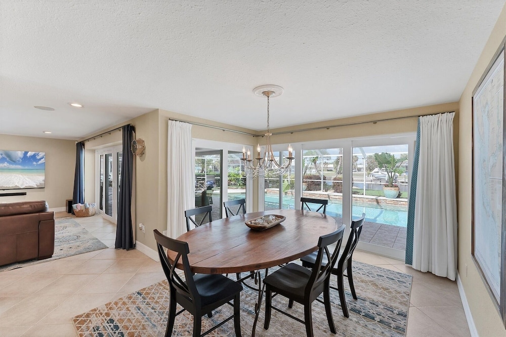 Punta Gorda Isles 4-Bedroom Private Pool+Spa Home on Canal 4 Home