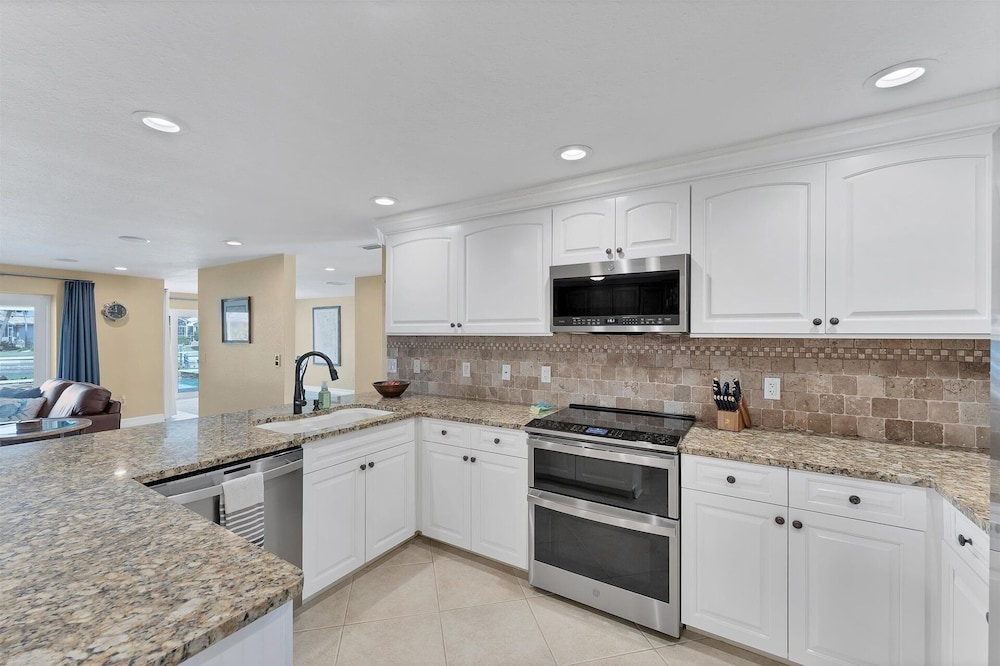Punta Gorda Isles 4-Bedroom Private Pool+Spa Home on Canal 4 Home