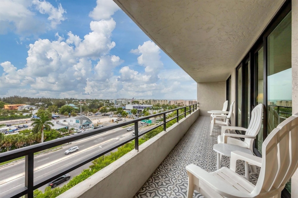 Anchorage Resort 8th Floor Condo In Siesta Key With Private Beach Access, Pool, Boat Dock! 2 Bedroom Condo