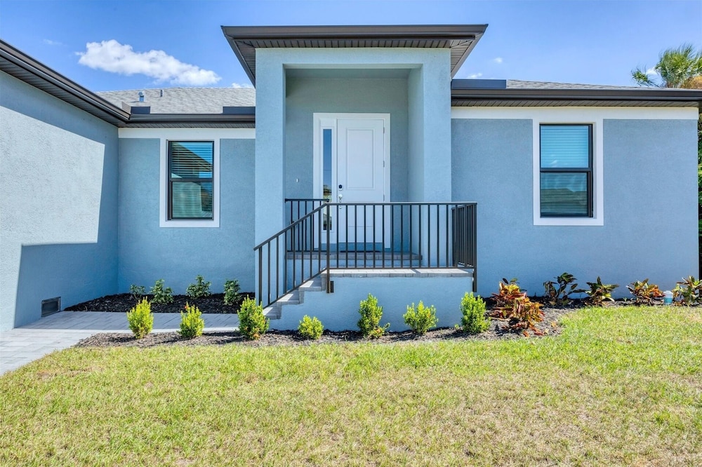 Punta Gorda 4-Bedroom Private Pool Home on Canal 4 Home