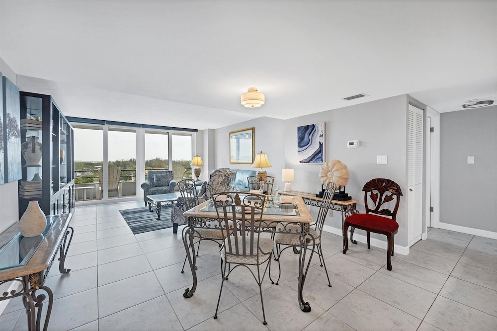 Anchorage Resort 8th Floor Condo In Siesta Key With Private Beach Access, Pool, Boat Dock! 2 Bedroom Condo