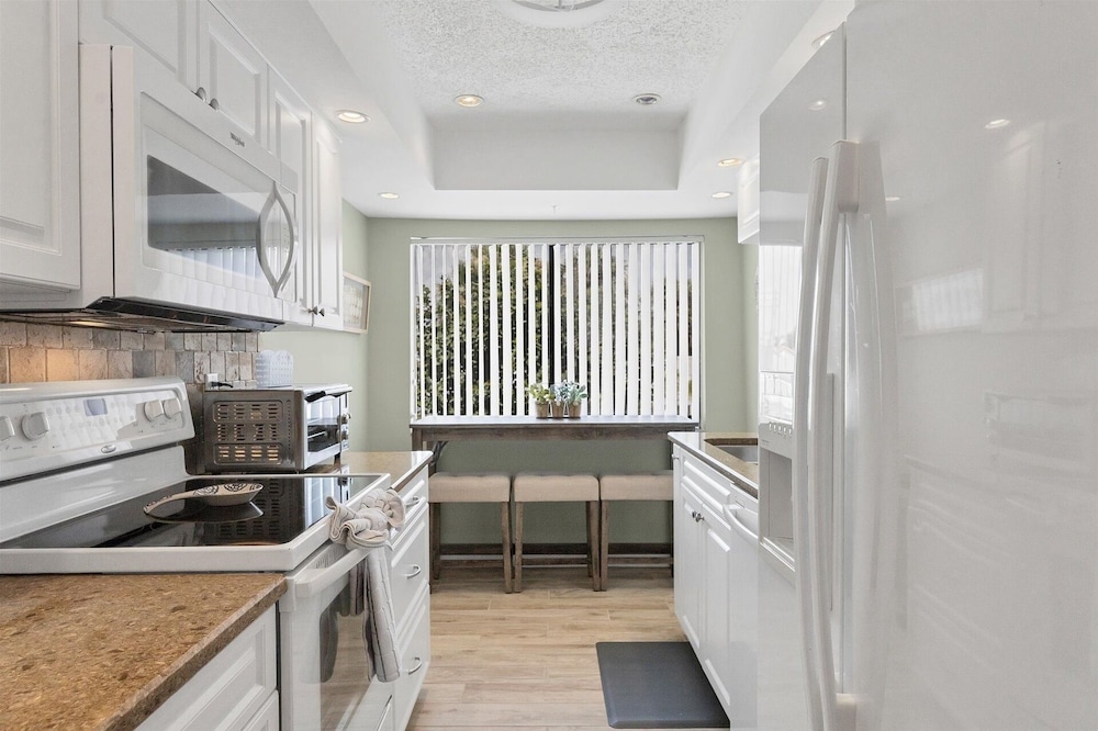 Venice Beach 2 Bedroom Condo with Beach Access+Community Pool 2 Condo