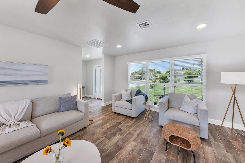 Punta Gorda Isles 2-Bedroom Private Pool Home on Canal with Dock 2 Home