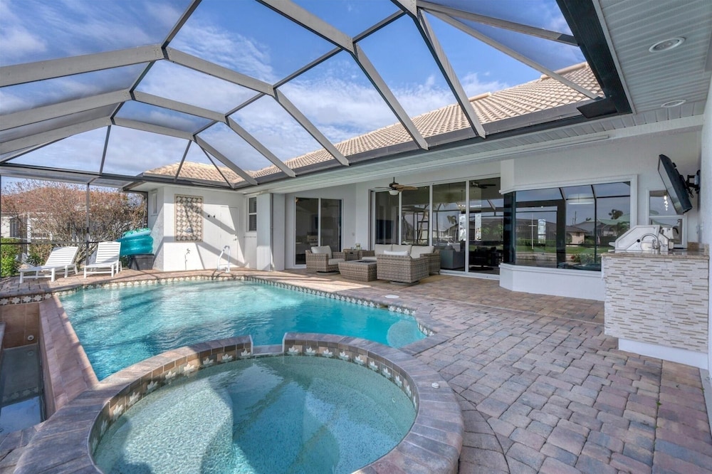 Sandpiper Sanctuary -waterfront Luxury With Private Pool, Spa & Dock 3 Bedroom Home