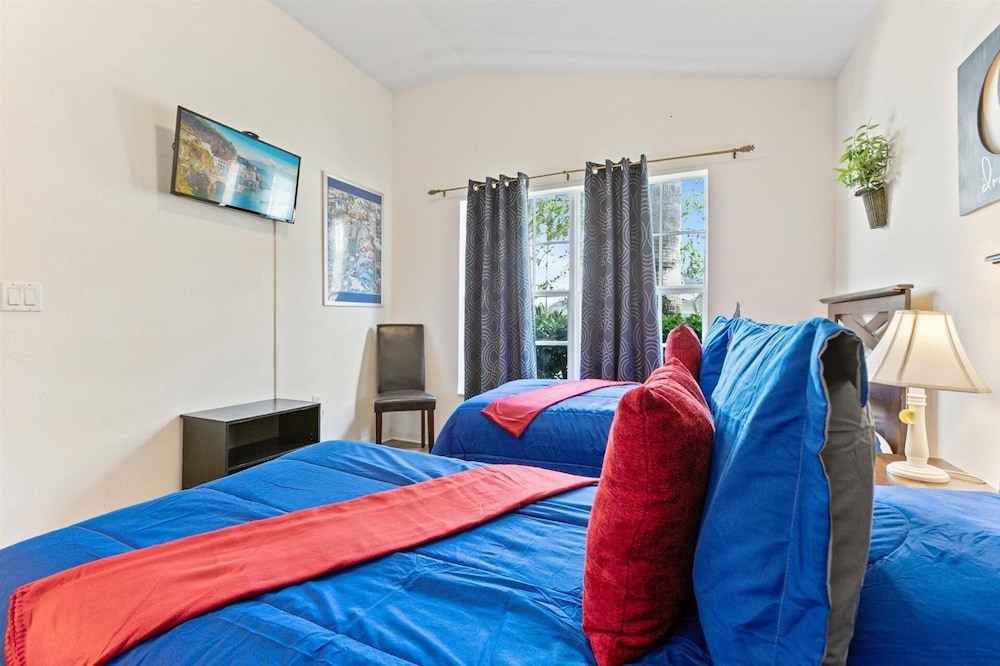 4 Bedroom Private Pool+Spa Home 8 Miles to Disney 4 Home